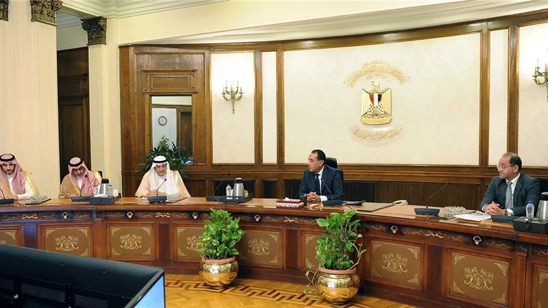 رئيس الوزراء يناقش مع وزير الدولة السعودي حزمة استثمارات سعودية في مصر