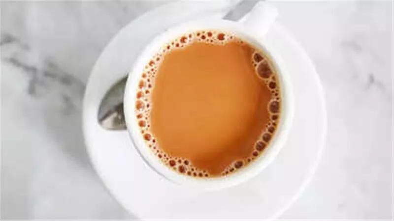 لماذا ينصح بتجنب الشاي صباحًا قبل تناول الطعام؟