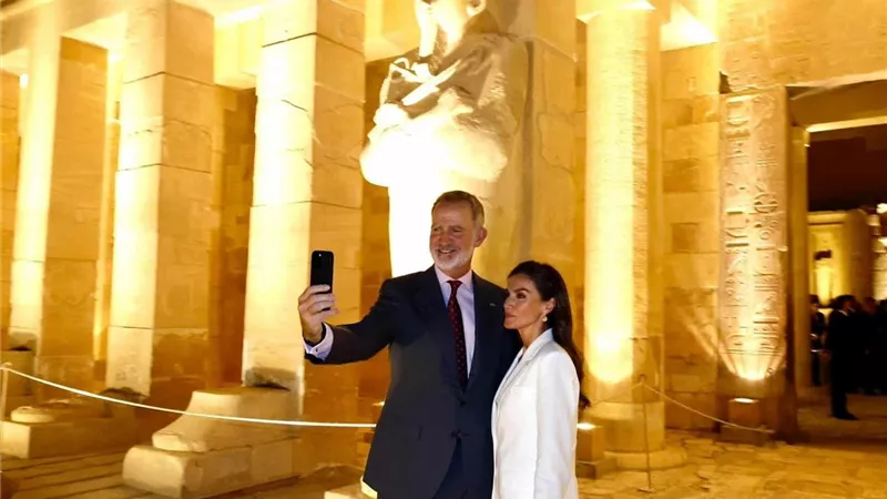سحر مصر.. ملك إسبانيا يلتقط سيلفي مع الآثار المصرية بالأقصر