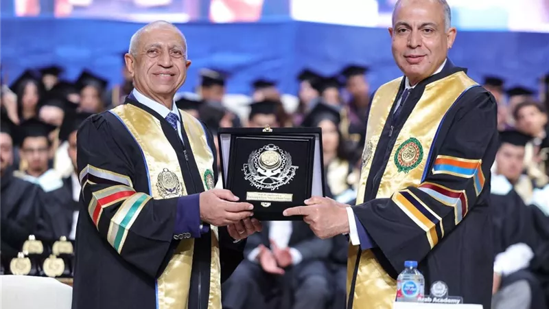 تخريج الدفعة 25 بالأكاديمية العربية.. ومحافظ المنيا يشارك فرحة ابنته
