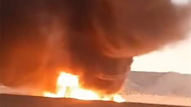 اصطدام سيارتين نقل يشعل حريقًا هائلًا على الطريق الإقليمي بحلوان