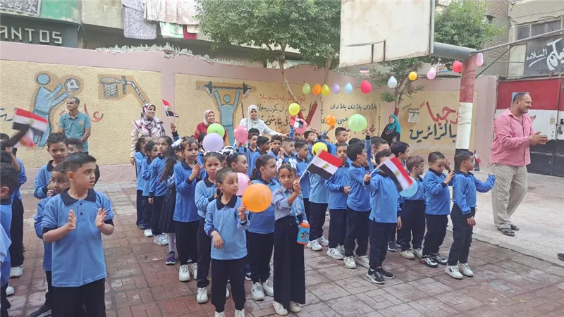 إستقبال الطلاب بالورود وثناء من أولياء الأمور.. انطلاق العام الدراسي الجديد في 12 محافظة 