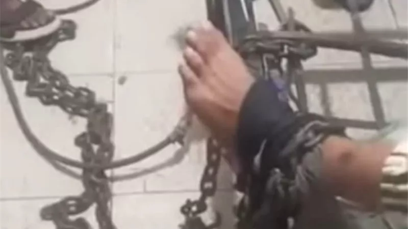 الأمن يفحص فيديو أب قيد نجله بالسلاسل بسبب الإدمان في أكتوبر