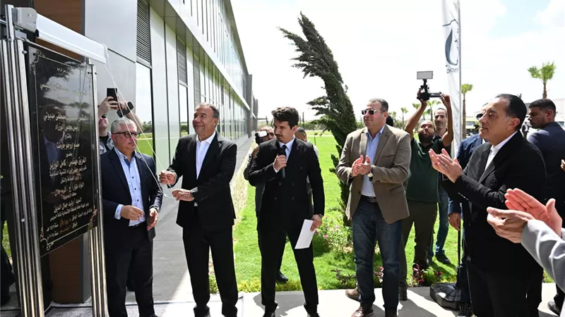رئيس الوزراء يفتتح مصنع إروجلو جارمنت  للملابس الجاهزة في القنطرة غرب
