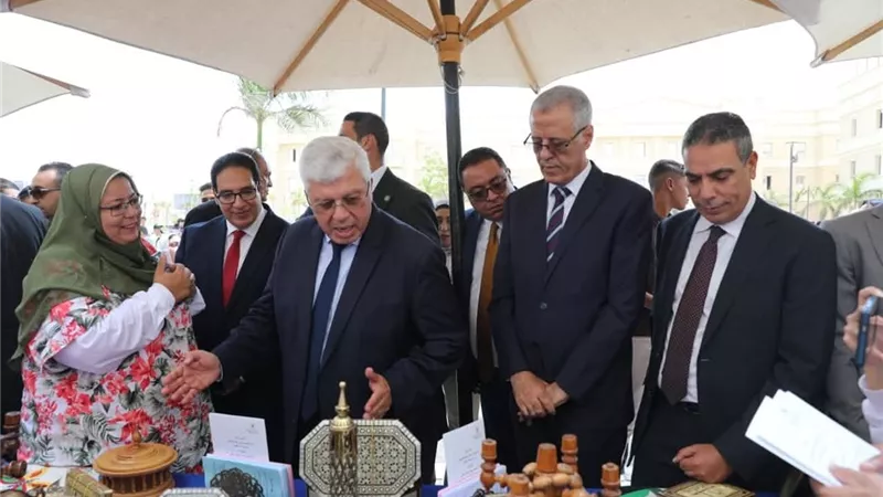في أول يوم دراسة بالجامعات.. وزير التعليم العالي يتفقد جامعة القاهرة الأهلية 