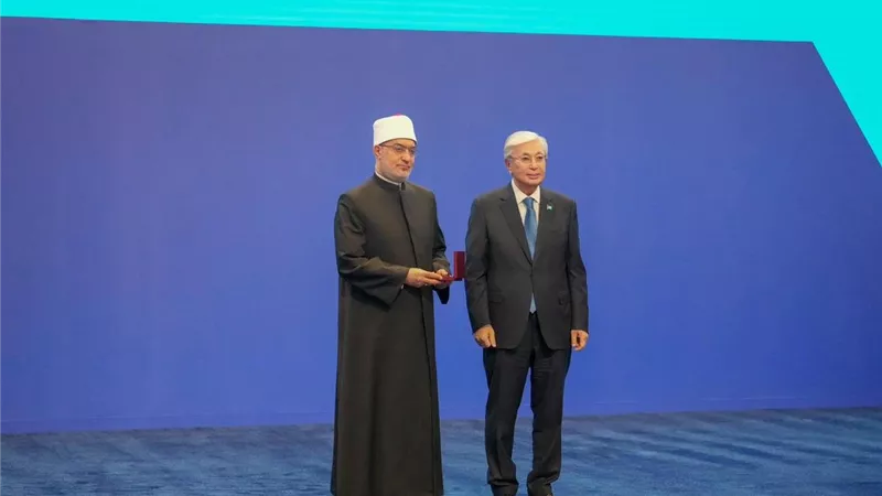 الرئيس الكازاخي يمنح مفتي الجمهورية وسام الشرف تقديرًا لجهوده في تعزيز الحوار والسلام