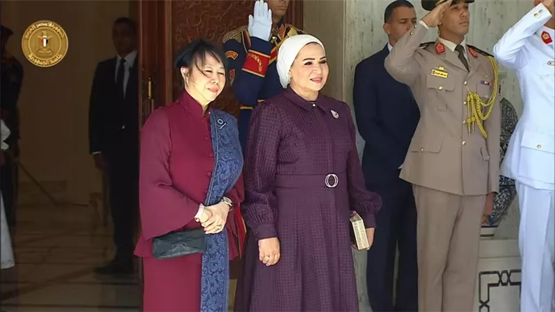 قرينة الرئيس السيسي ترحب بحرم رئيس سنغافورة في بلدها الثاني مصر