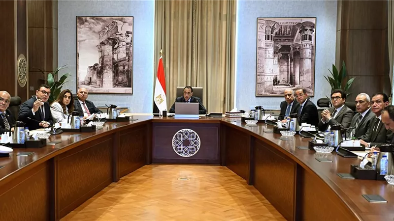 رئيس الوزراء يتابع تنفيذ الاشتراطات والضوابط والمعايير الخاصة بالإعلانات على الطرق العامة والمحاور