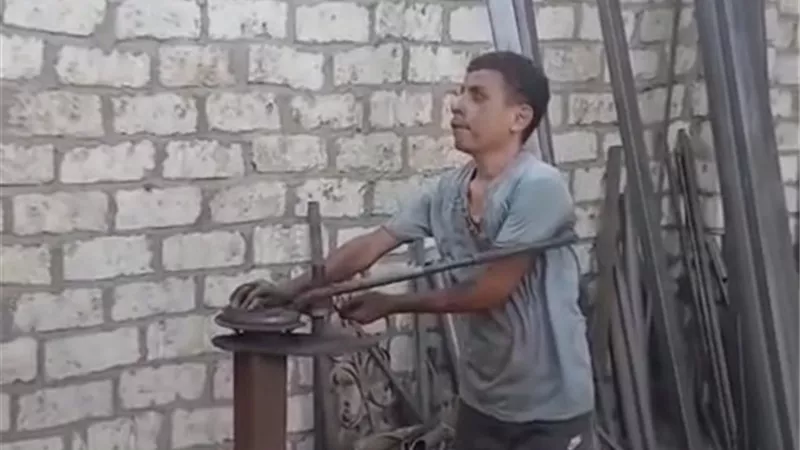 يجمع بين التفوق الدراسي والعمل بورشة حدادة.. شاب كفيف بالمنيا يتحدى إعاقته