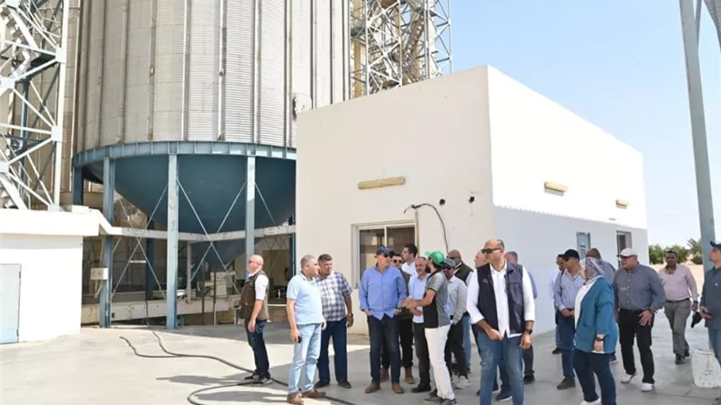فى أول أيام زيارته لـ أسوان.. وزير الرى يتفقد 