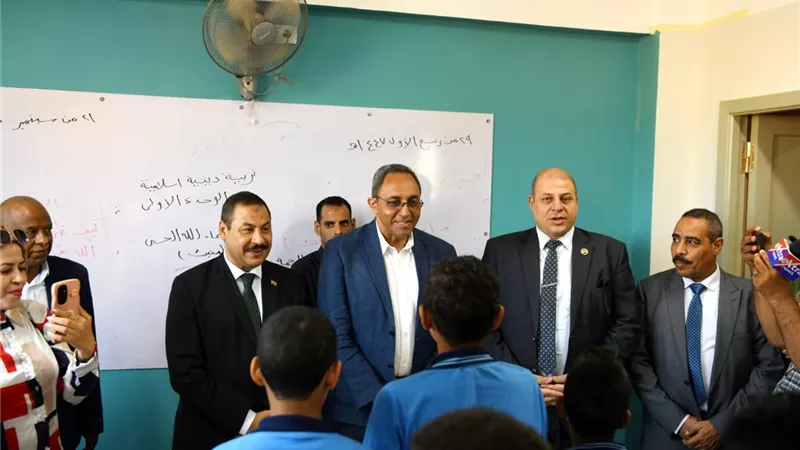 محافظ قنا: حريصون على دعم قطاع التعليم لتوفير بيئة محفزة لتحقيق التفوق والابتكار