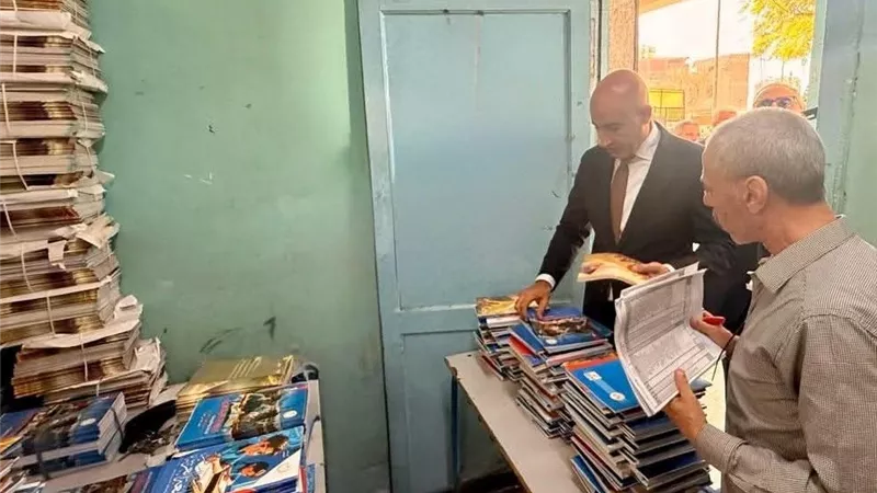 وزير التعليم يلتقي عددًا من أولياء الأمور.. ويراجع مخازن الكتب المدرسية في القاهرة