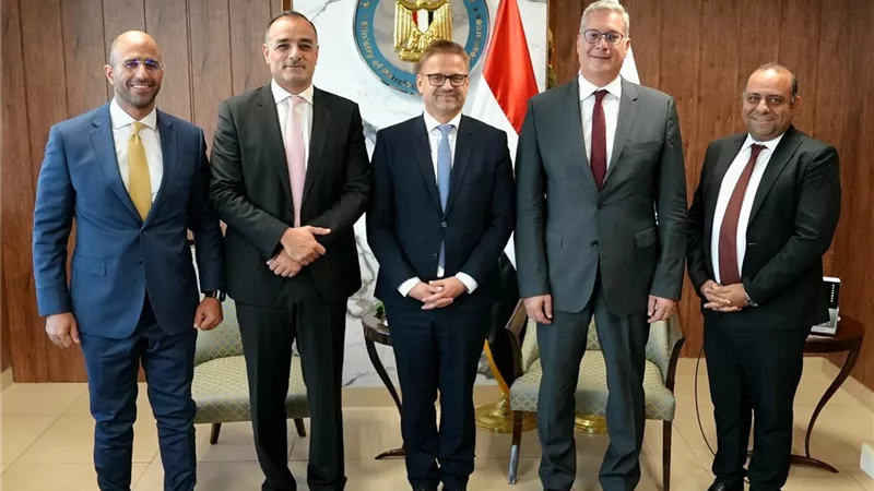 وزير البترول يبحث مع 