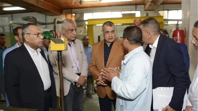 طلمبات غاطسة لأول مرة بمصر.. وزير الإنتاج الحربي يتفقد مصنع 270 الحربي
