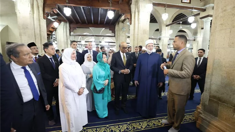 رئيس سنغافورة وقرينته يزوران الجامع الأزهر ويشيدان بدوره التاريخي والعلمي