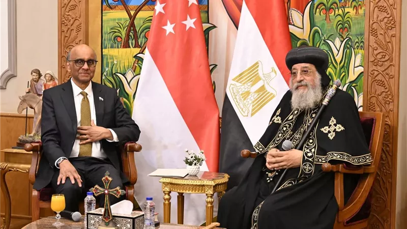البابا تواضروس يستقبل رئيس سنغافورة ويشيد بالمحبة بين المصريين
