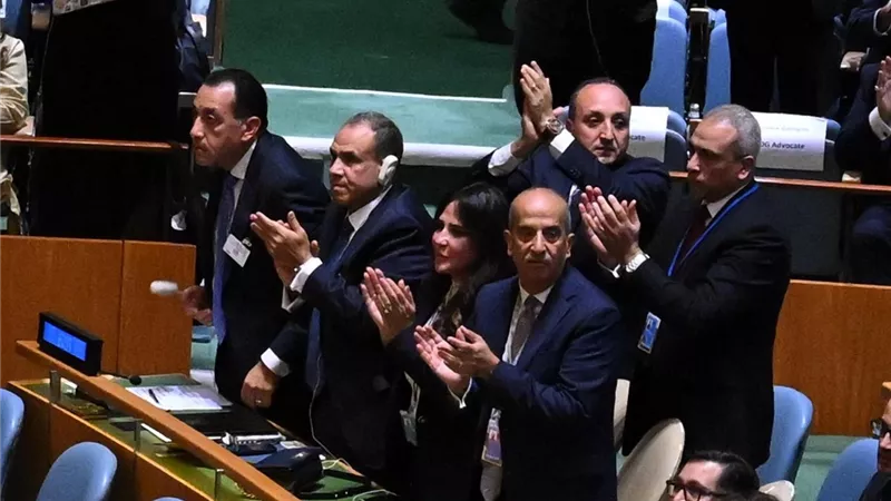 أجواء مفعمة بالمشاعر الإنسانية.. الوفد المصري يستقبل إعلان فرنسا اعترافها بدولة فلسطين بالتصفيق الحار