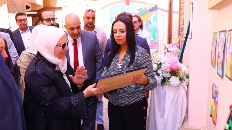 معرض فني للباقيات الصالحات.. وزيرة التضامن تتفقد أكاديمية ألزهايمر ووحدة 
