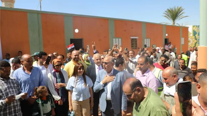 محافظ المنيا يسلّم 45 منزلاً و28 مشروعًا تنمويًا للأسر الأولى بالرعاية بقرية طرفا
