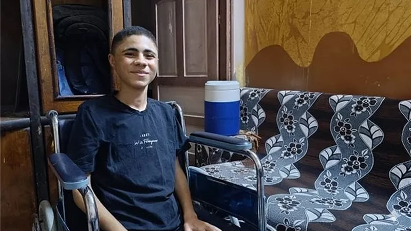 شاب من المنيا يتحدى مرض ضمور العضلات ويكمل حلمه الجامعي