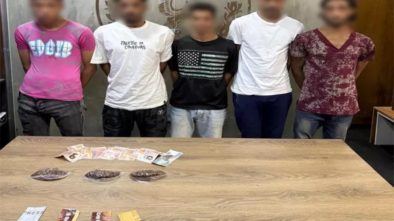 فيديو فضحهم.. القبض على المتهمين بترويج المخدرات وسط شارع في المقطم