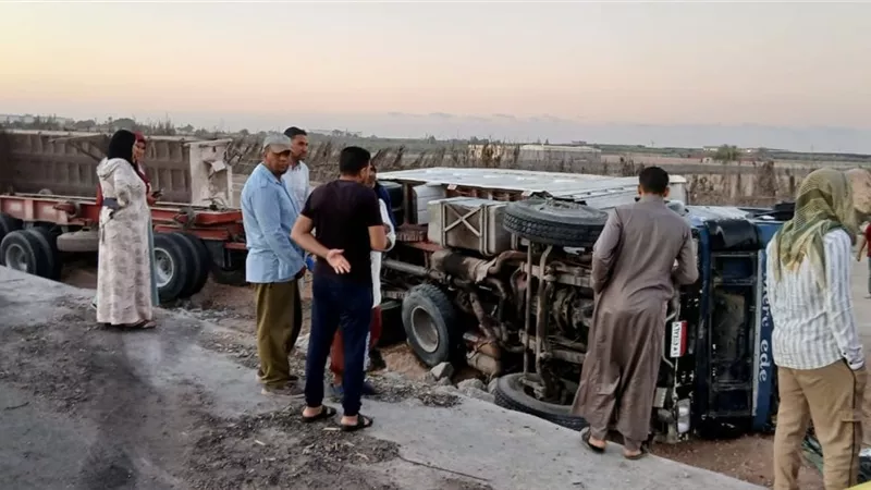 مصرع شخصين وإصابة 4 في تصادم لودر بسيارة نقل في البحيرة.. صور 