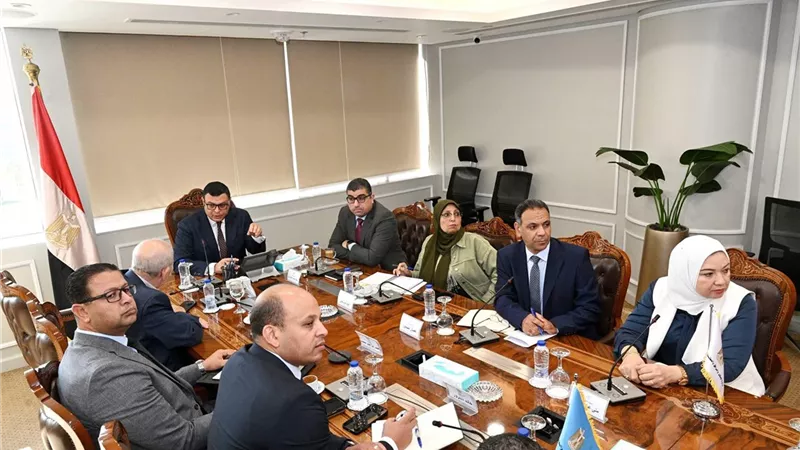 وزير الإسكان يتابع موقف مشروعات 