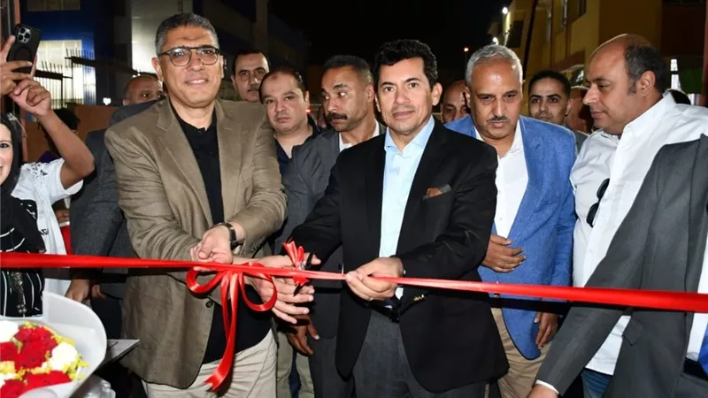 وزير الشباب والرياضة ومحافظ الجيزة يفتتحان مجمع حمامات السباحة بمركز التنمية الشبابية بالشيخ زايد