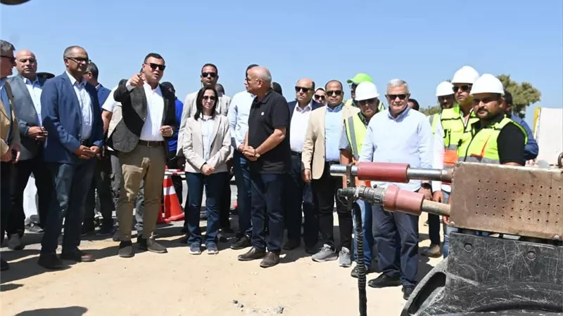 وزير الإسكان ومحافظ البحيرة يتفقدان مشروع ازدواج خط مياه وادي النطرون
