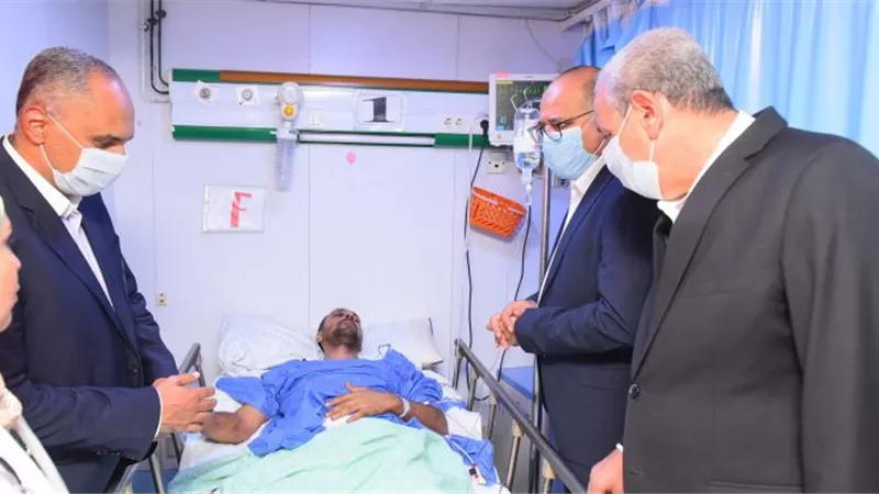 وزير العمل ومحافظ الغربية يزوران المصابين ضحايا حادث حريق مصنع بالمحلة
