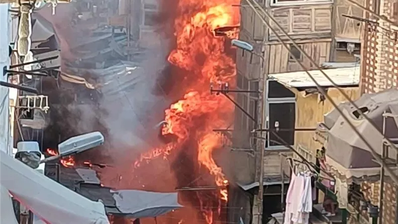 حريق هائل يلتهم سوق الحميدي ببورسعيد.. والحماية المدنية تدفع بـ10 سيارات إطفاء