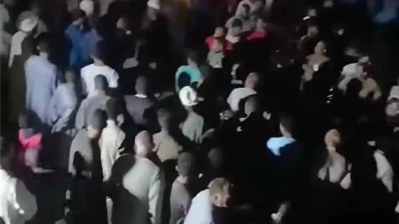 سقوط سيارة نصف نقل من معدية في نهر النيل بالمنيا