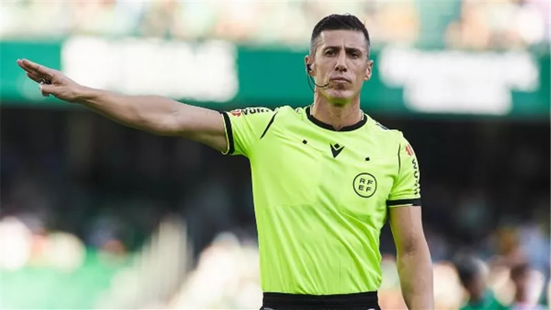 سيزار سوتو جرادو لإدارة اللقاء..الاتحاد المصري يعلن الطاقم التحكيمي لقمة الأهلي والزمالك