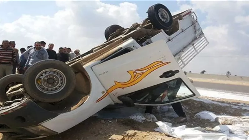 كانوا رايحين الشغل.. إصابة 11 عاملًا في انقلاب سيارة ربع نقل بطريق السويس