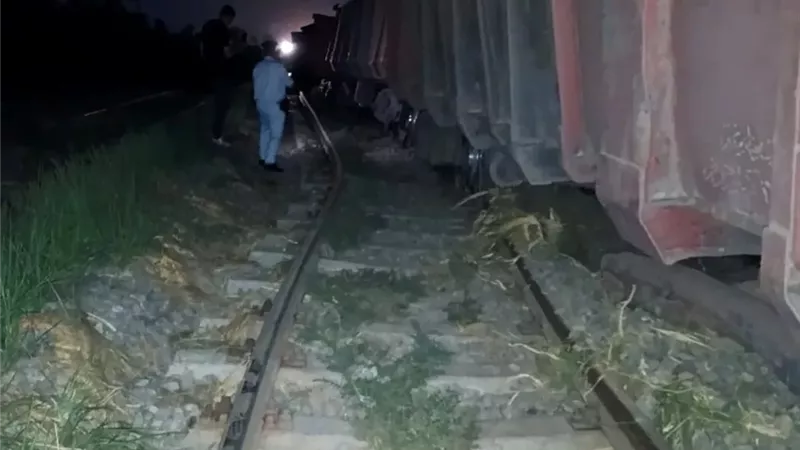 بالصور.. خروج عربات من قطار بضائع عن القضبان فى بنى سويف