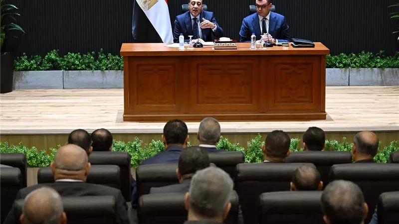 مدبولي يجتمع برؤساء المدن الجديدة ويوجه بعودة المظهر الحضاري