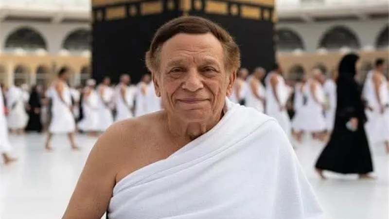 حقيقة صور عادل إمام على كرسي متحرك أثناء العمرة