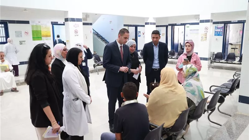 صرف مكافأة للعاملين.. نائب وزير الصحة يتفقد مركز صحة أسرة غرب الجامعات