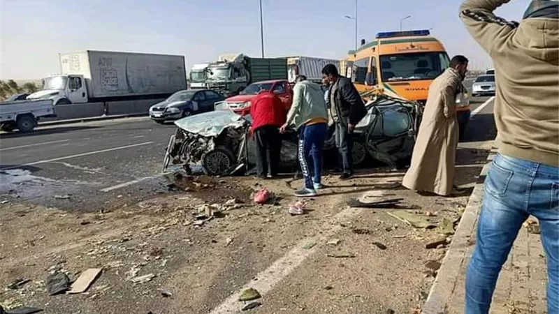 مصرع 3 أشخاص وإصابة 14 آخرين في حادث مروع بالطريق الصحراوي بالبحيرة