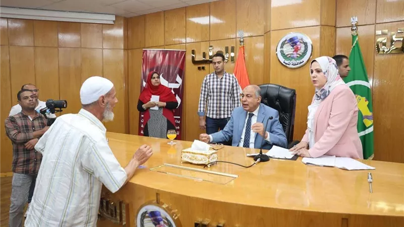 محافظ المنيا يناقش 63 شكوى جماهيرية ويوجه بحلول عاجلة لخدمة المواطنين