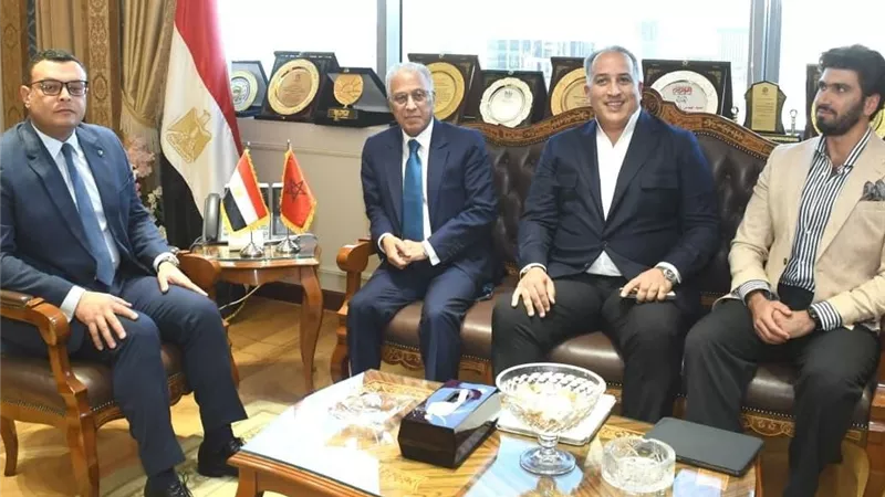 وزير الإسكان يبحث مع السفير المغربي تعزيز التعاون بين البلدين في مجال التنمية العمرانية