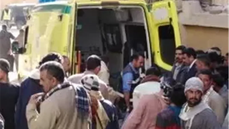 انهيار مفاجئ لسقف عقار بالعجمي يُصيب 3 عمال أثناء الترميم