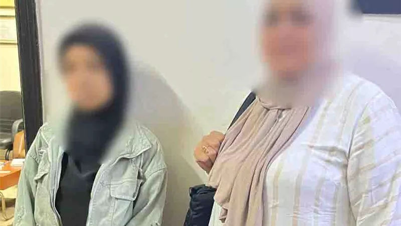 بسبب طريقة جلوسها.. تفاصيل اعتداء سيدة على طالبة داخل مترو الأنفاق بالقاهرة