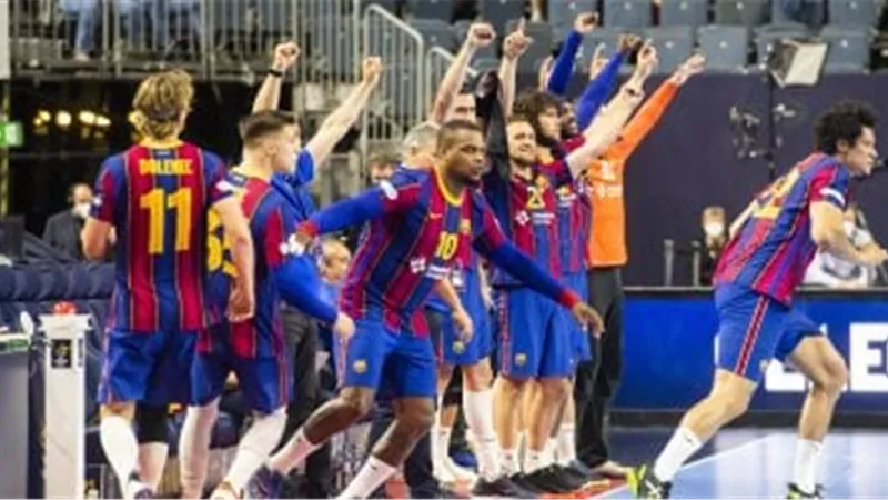 خالي من الركاب.. تفاصيل حادث تصادم أتوبيس نادي برشلونة بالهرم