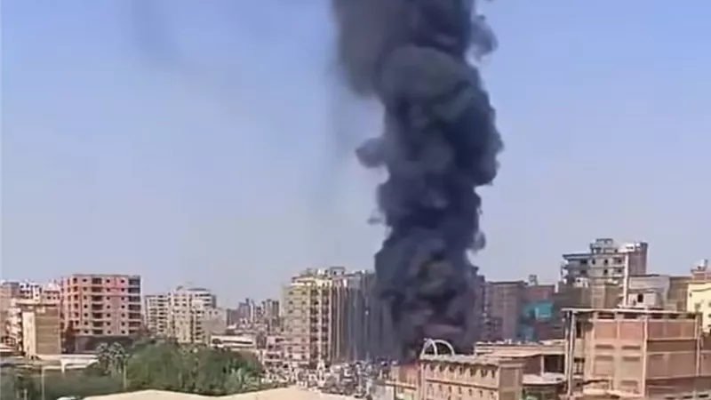 حريق هائل في مصنع كاوتش شهير بالغربية وسط المدينة والدفع بسيارات الإطفاء
