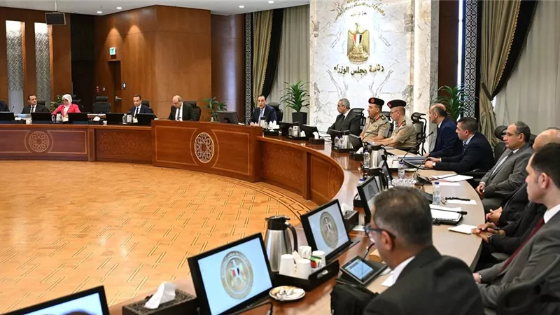 تعزيز الأمن وتحديث المرافق.. رئيس الوزراء يتابع أعمال تطوير المطارات