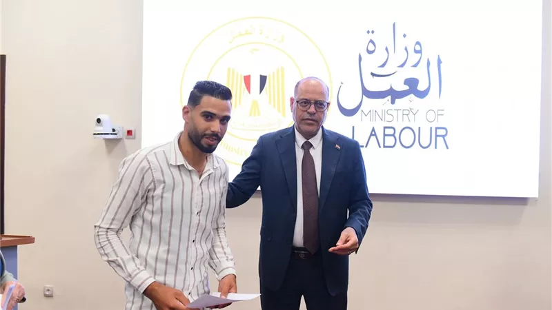 لتوفير فرص حقيقية.. وزير العمل يوزع عقود وظائف زراعية بالأردن على المتقدمين