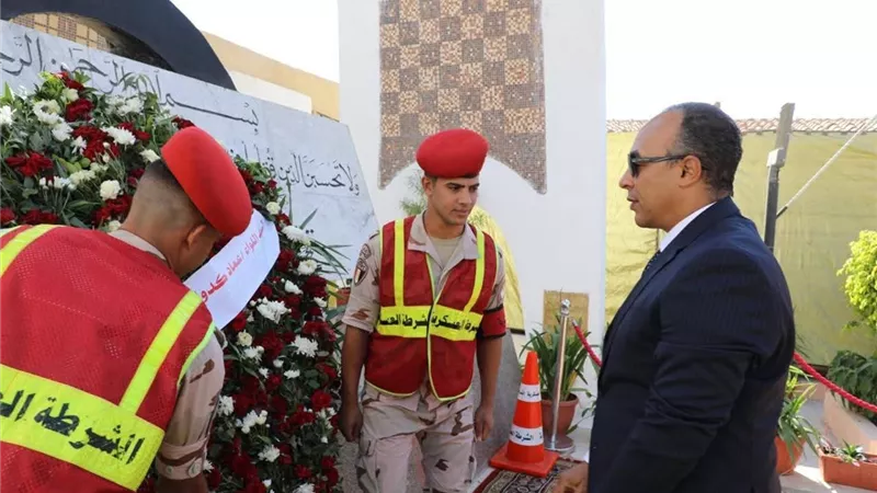 تحية لأبطالنا.. نائب محافظ المنيا يضع إكليل الزهور على النصب التذكاري للشهداء