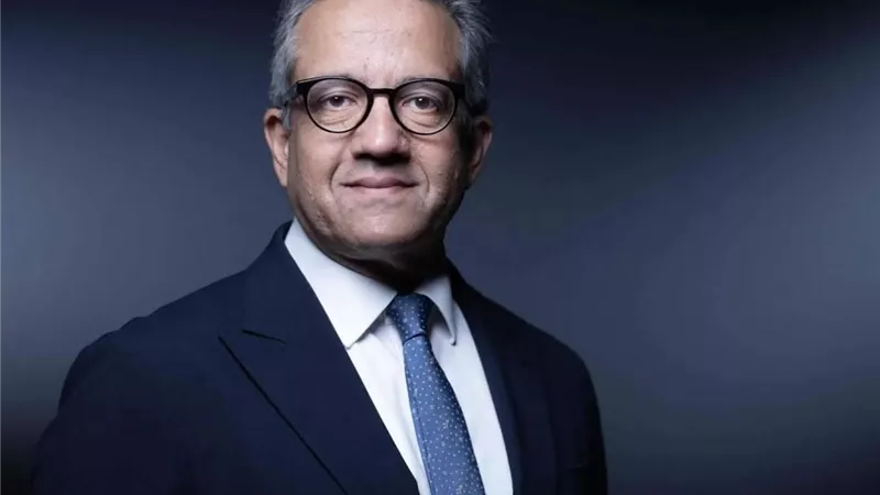 نائب محافظ سوهاج يهنئ الدكتور خالد العناني بفوزه بمنصب مدير عام اليونسكو