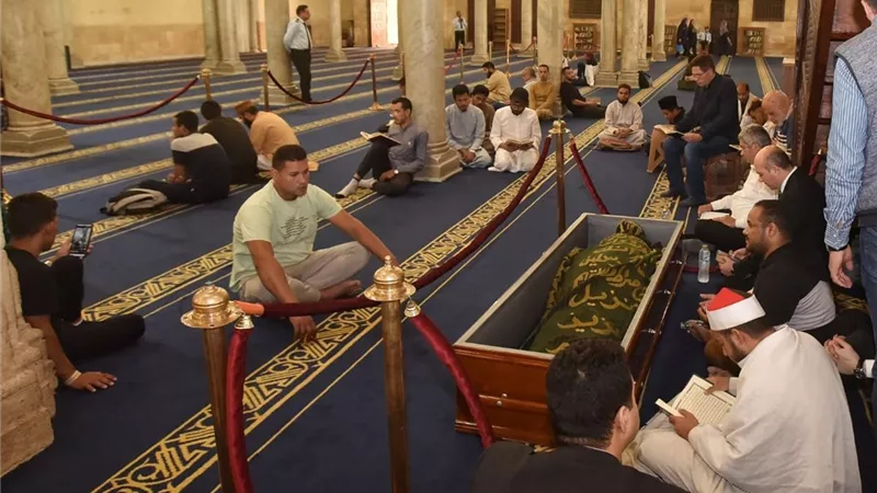 مدينة النبي تودع الدكتور أحمد عمر هاشم.. كفن يحمل سورة 